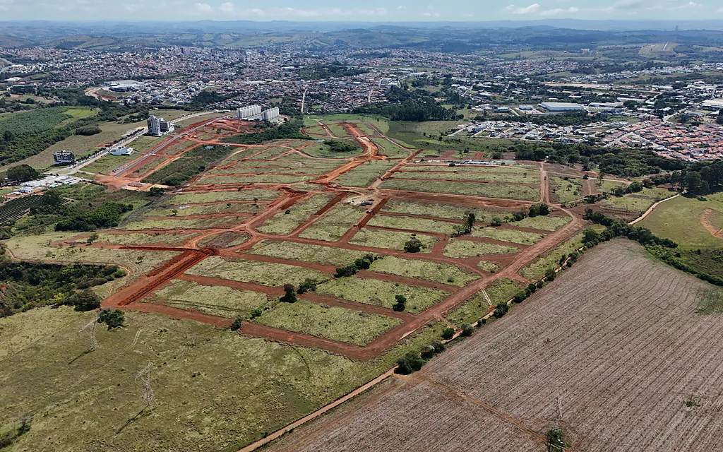 Foto aérea da área do Imperial da Serra, com as quadras abertas e Lavras ao fundo