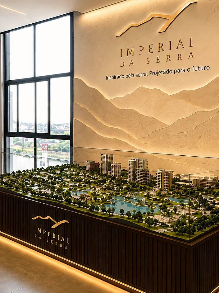 Maquete do Imperial da Serra no espaço de atendimento, com praças, lago e áreas verdes