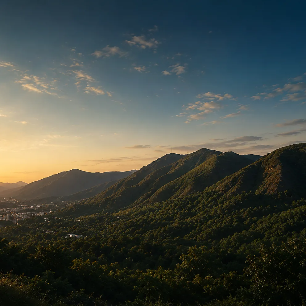 Pôr do sol sobre a serra e a mata nativa próxima a Lavras
